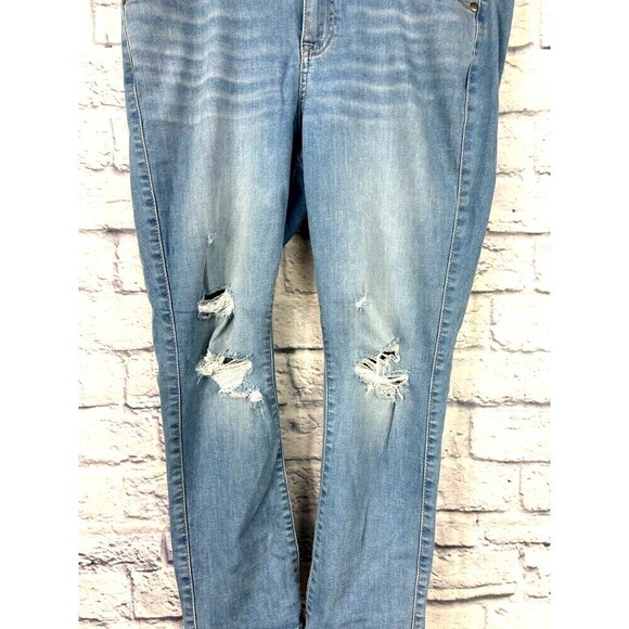 Torrid Jeans Womens 12 Light Blue Wash Crop Jegging Super Soft Distressed Torn - Picture 6 of 12